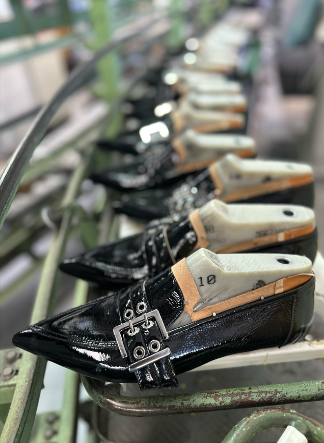 Schuhwerk, Schuh, Sneaker, Gebäude, Fabrik