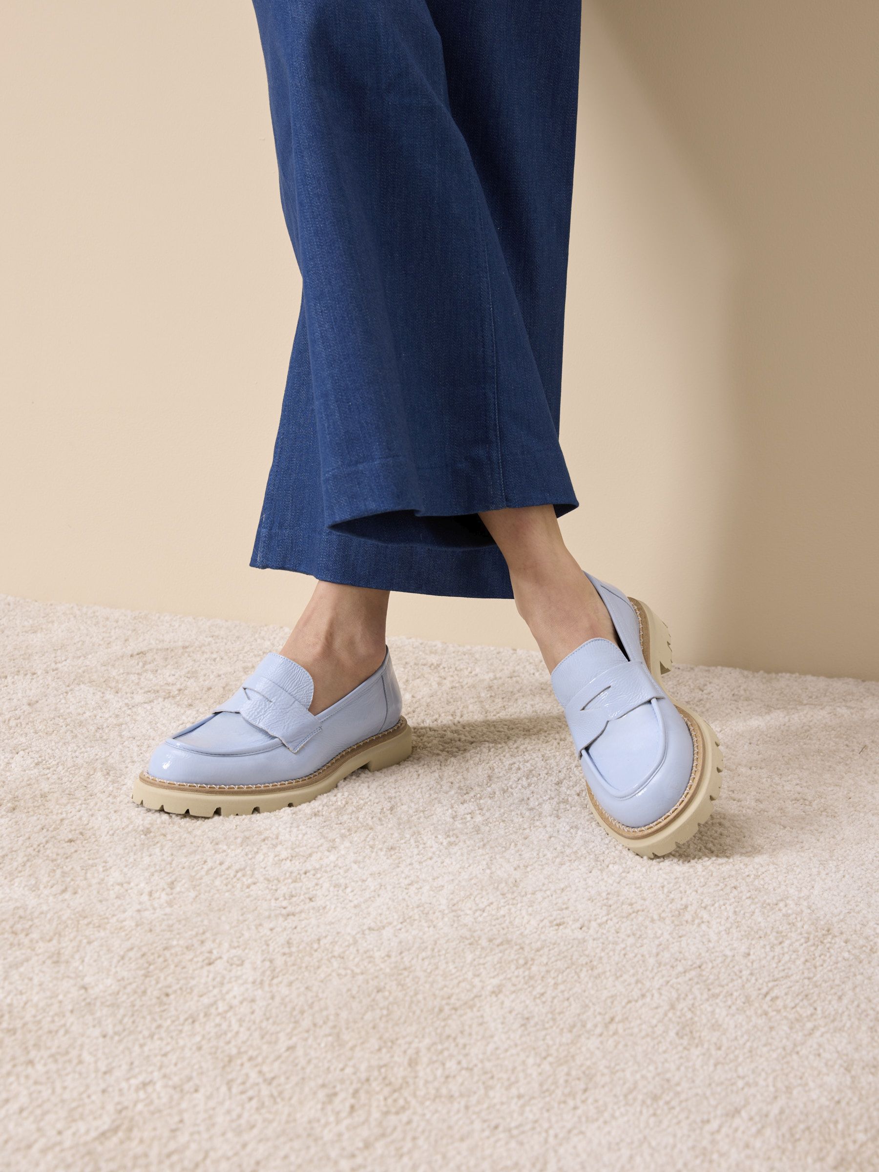 CUI Lackleder Blau, Schuh, Sneaker, Hosen, Sandale, Person