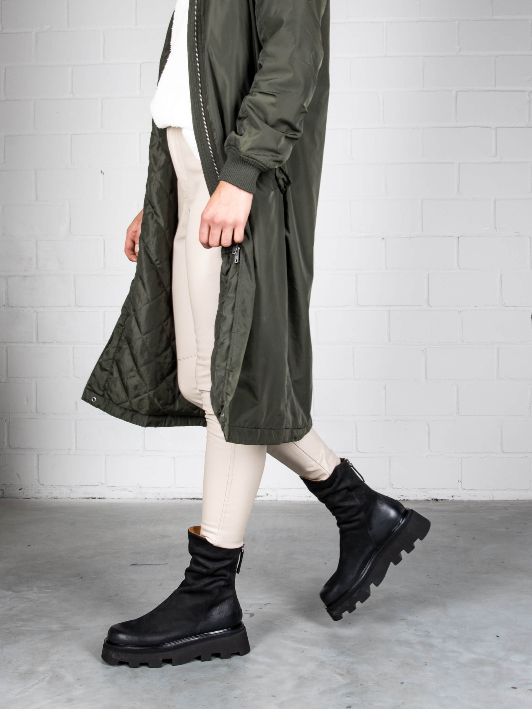 Plateau-Boots-nero-TM6411Z-0007-0001-Thea-Mika_7_BM Bekleidung, Mantel, Schuh, Sneaker, Person, Bekleidung, Mantel, Schuh, Sneaker, Person, Bekleidung, Mantel, Schuh, Sneaker, Person, Bekleidung, Mantel, Schuh, Sneaker, Person
